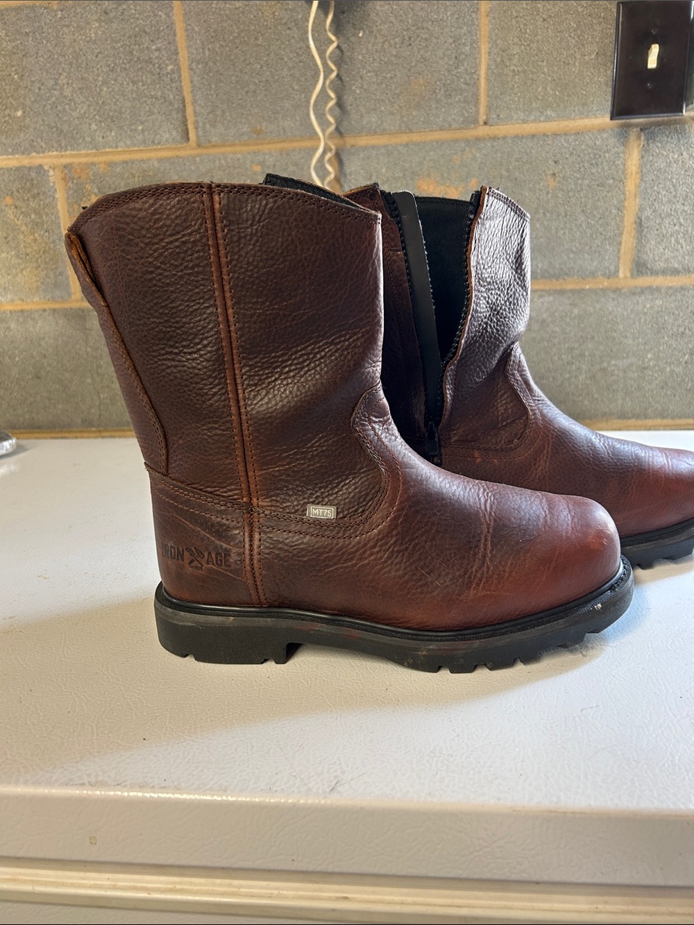 Men's Brown Pull-On Leather Work Boots - Slip-Resistant